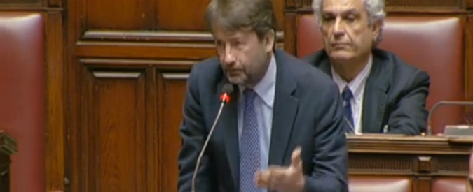 Copertina di Mare Jonio, Franceschini a Conte: “Alzi il telefono e dia l’ok allo sbarco”. Poi attacca Salvini e scoppia la bagarre