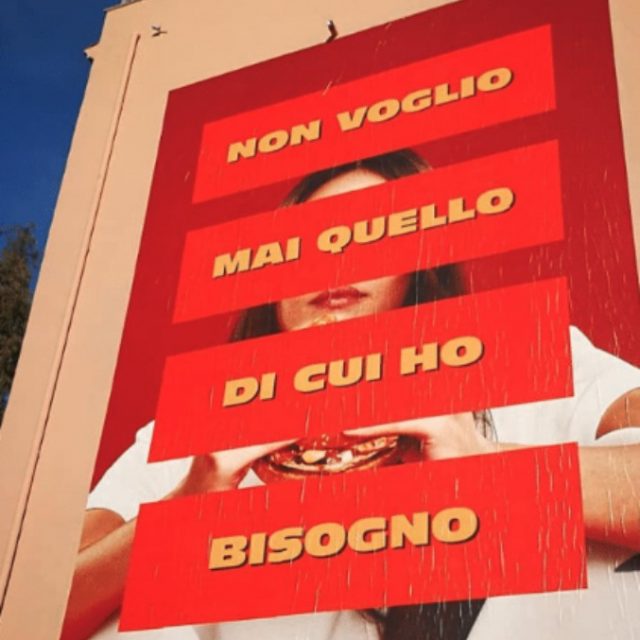 “Non basta un elastico per tenerci insieme”: i manifesti misteriosi apparsi a Milano
