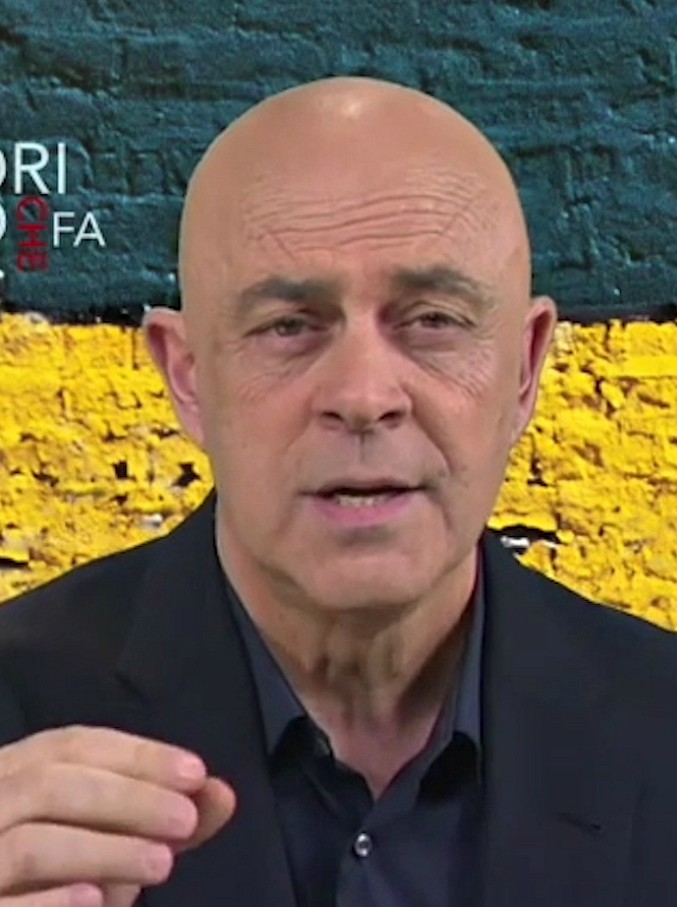 Copertina di Clima, Crozza: “Noi anziani abbiamo fatto abbastanza danni. Andiamocene e lasciamo il pianeta alle ‘Grete’ di 16 anni”