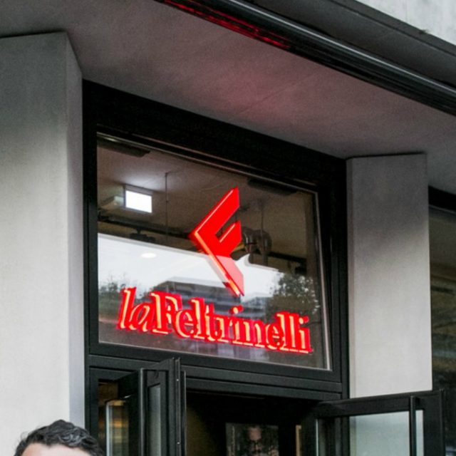 Festa del Papà, polemiche per la campagna pubblicitaria di Feltrinelli: “Io comunque preferisco la mamma”