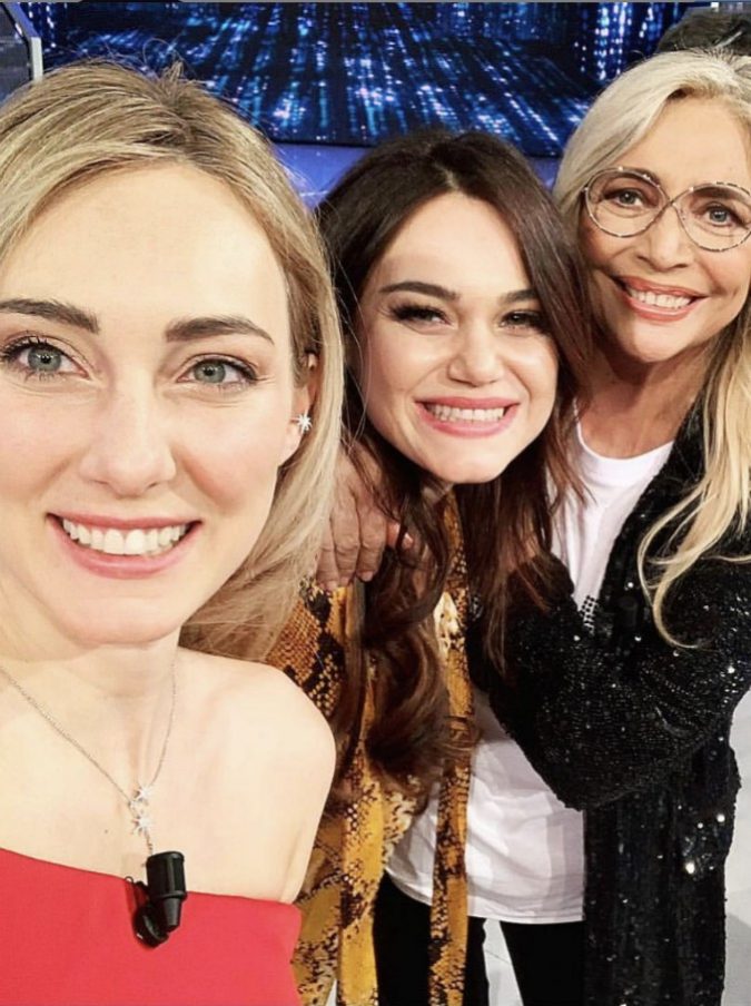 Al Bano, lo sfogo delle figlie Cristel e Romina Carrisi: “Non abbiamo più una casa, nostra madre l’ha donata ai buddisti” Al Bano, lo sfogo delle figlie Cristel e Romina Carrisi: “Non abbiamo più una casa, nostra madre l’ha donata ai buddisti”