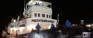 Mare Jonio, la nave con 48 migranti a bordo attracca a Lampedusa. Loro urlano: “Liberté, liberté”