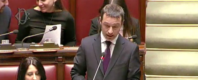 Copertina di Camera, il deputato 5 stelle parla di Brexit ma scivola sulla pronuncia. E così Westminster diventa “Uestmainster”