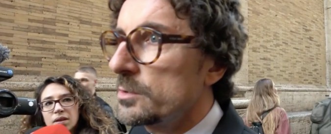 Copertina di Mare Jonio, Toninelli: “Esagerato farne un caso nazionale. Operazione identica a quelle degli ultimi nove mesi”