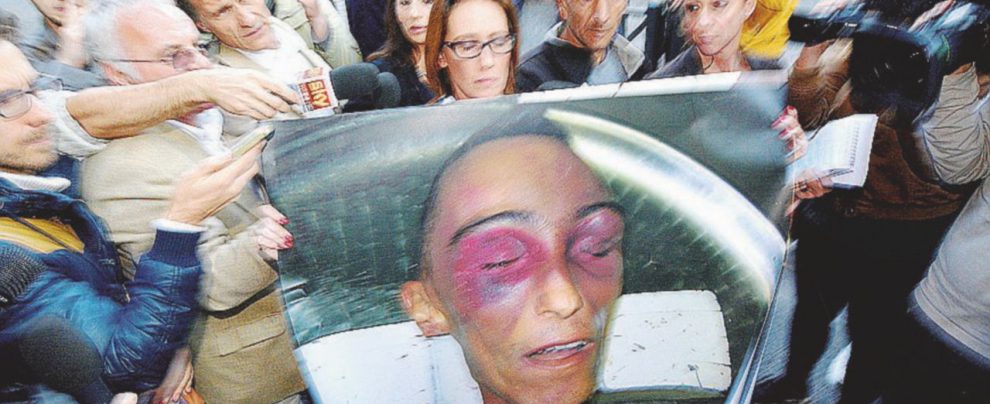 Sotto accusa - Un sit-in di Ilaria Cucchi. A sin., la nomina a Cavaliere al merito dell’appuntato De Cianni - LaPresse Cucchi, un altro pezzo di Arma rischia il processo