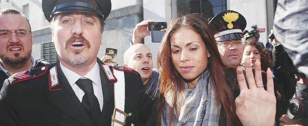 - Karima El Mahroug davanti al Palazzo di giustizia a Milano - Ansa Ruby e Boldrini: gli stessi insulti, sentenze opposte