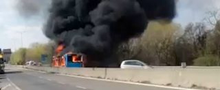 Milano, sequestra bus di studenti e appicca il fuoco: “Fermate le morti in Mediterraneo”. Il video del rogo