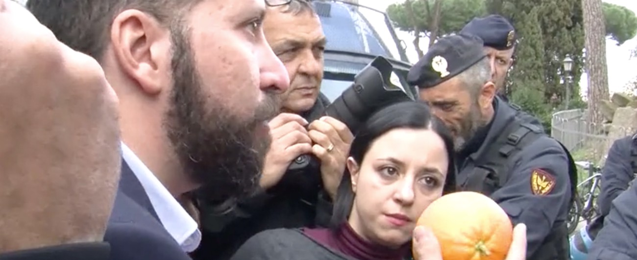 Copertina di Arresto De Vito, Casapound porta arance in Campidoglio: “Raggi dimettiti”. Ma non li fanno entrare