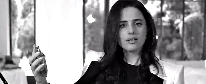 Copertina di Israele, lo spot elettorale della ministra della giustizia che si spruzza il profumo ‘Fascism’: “Per me odora di democrazia”