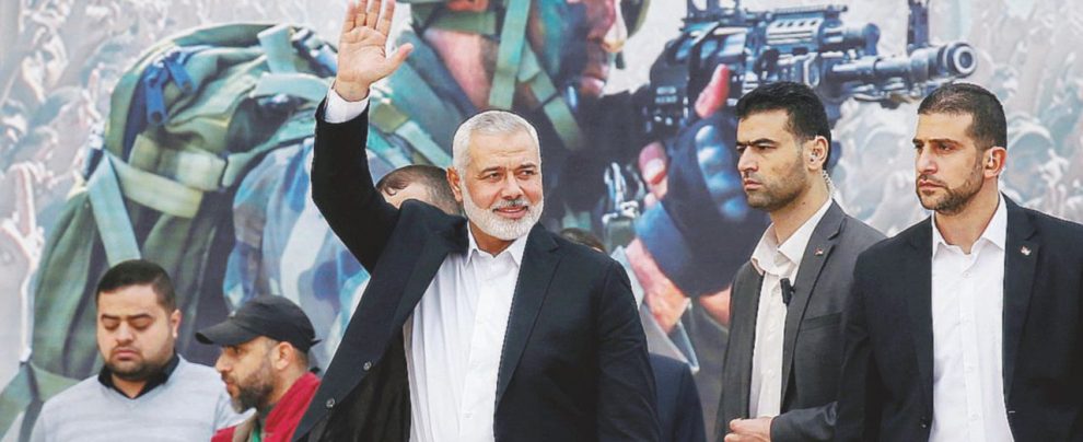 Desolazione - Bambini fra le macerie di Gaza City; in basso, il leader di Hamas, Ismail Haniya - Ansa/LaPresse Gaza e il tradimento di Hamas