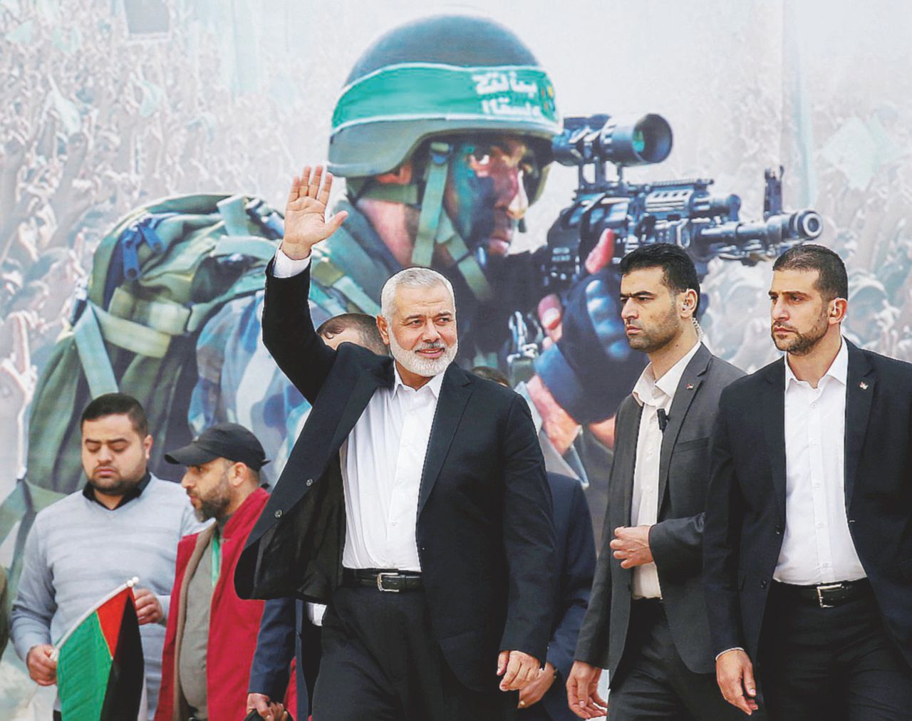 Desolazione - Bambini fra le macerie di Gaza City; in basso, il leader di Hamas, Ismail Haniya - Ansa/LaPresse Gaza e il tradimento di Hamas