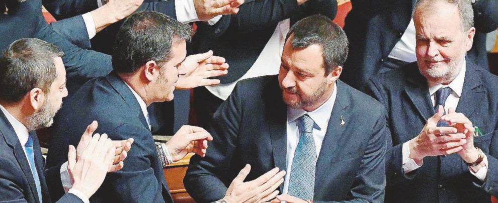 L’applauso - Matteo Salvini congratulato dai senatori leghisti dopo il discorso di ieri mattina - Ansa Il Senato vota il salva Salvini M5S perde altre tre “ribelli”