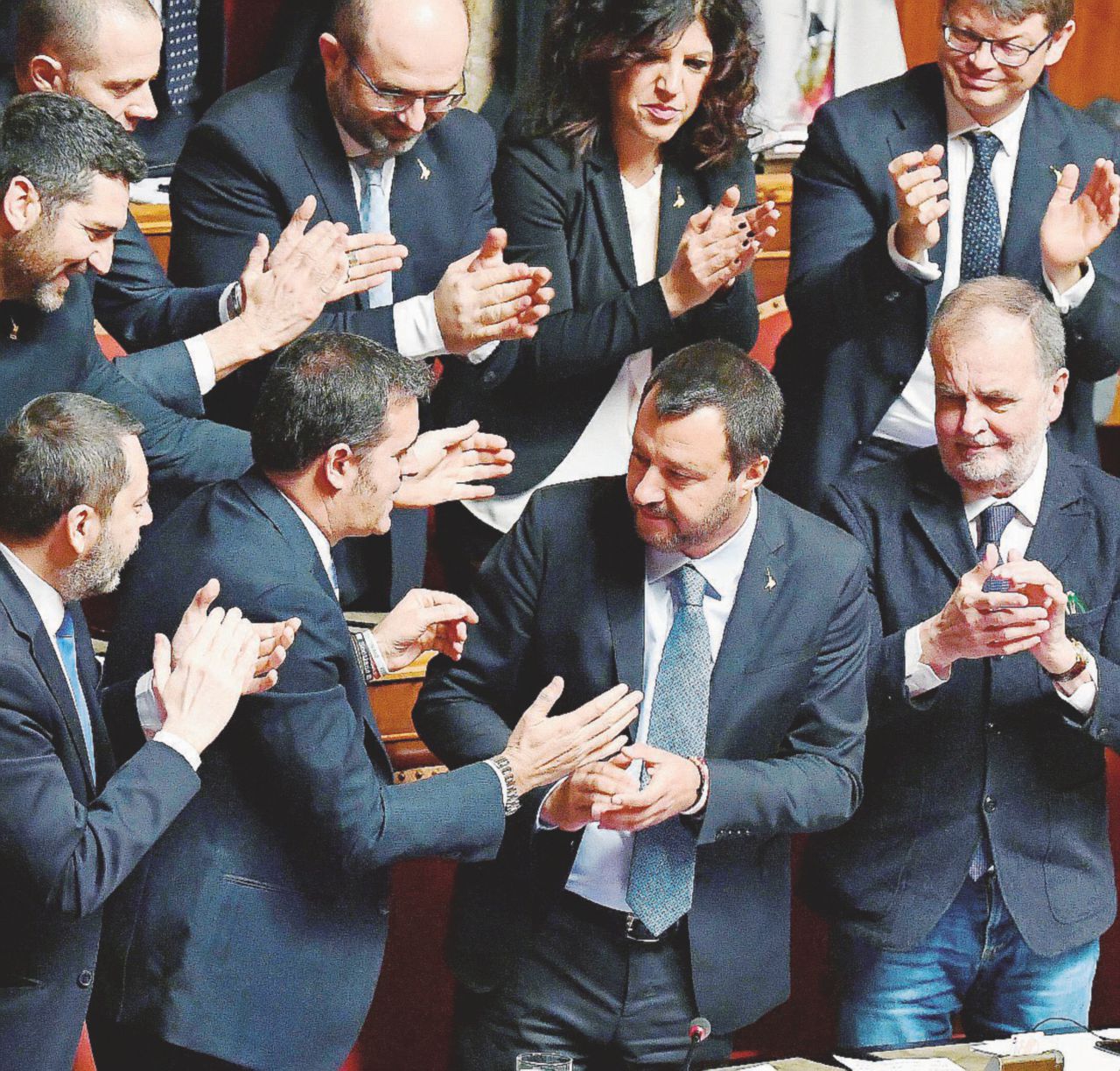 L’applauso - Matteo Salvini congratulato dai senatori leghisti dopo il discorso di ieri mattina - Ansa Il Senato vota il salva Salvini M5S perde altre tre “ribelli”