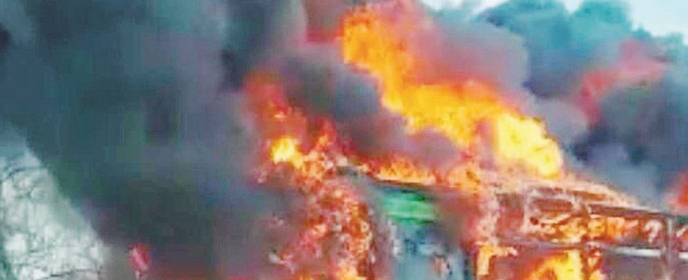 Il rogo - Le fiamme avvolgono l’autobus sulla statale: illesi i ragazzini - Ansa “Ora basta stragi in mare”. E brucia il bus dei bambini