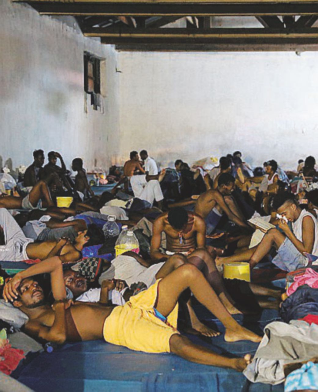 “Stipati e senza cibo nel carcere di Tripoli”