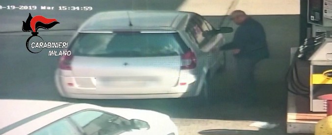 Copertina di Bus in fiamme, Ousseynou Sy ripreso mentre riempie la tanica di benzina in una stazione di servizio