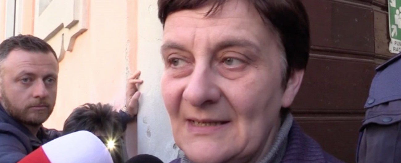 Copertina di Bus sequestrato, la collaboratrice scolastica: “Era tranquillo poi mi ha puntato coltello alla gola. Un’ora di terrore”