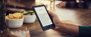 Copertina di Amazon Kindle si rinnova: più leggero e sottile, con luce anteriore regolabile, costa 80 euro
