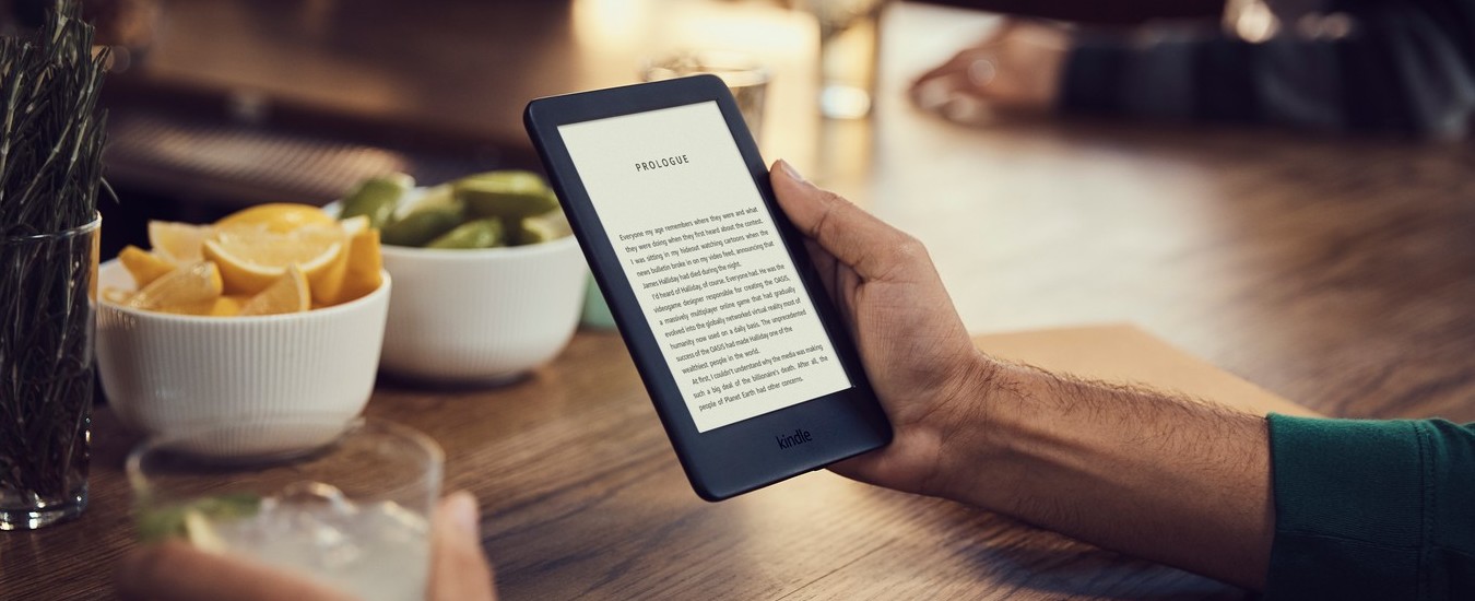 Amazon Kindle si rinnova: più leggero e sottile, con luce anteriore regolabile, costa 80 euro