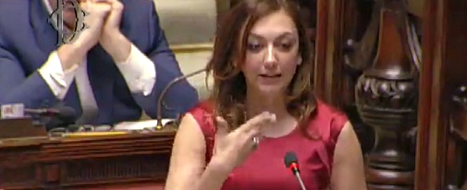 Copertina di Camera, la deputata Montaruli (FdI) usa la lingua dei segni: “Se l’Aula avesse approvato la legge, ora avrebbe compreso”