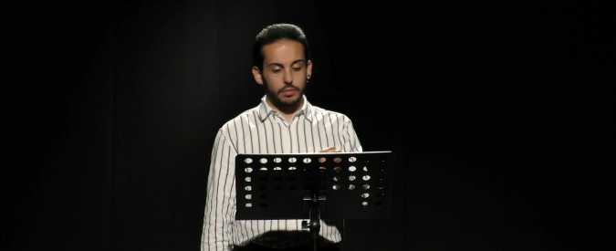 Copertina di Lgbt, ragazzi leggono i messaggi scritti sui social: “Non fa ridere”. La campagna Arcigay contro l’hate speech