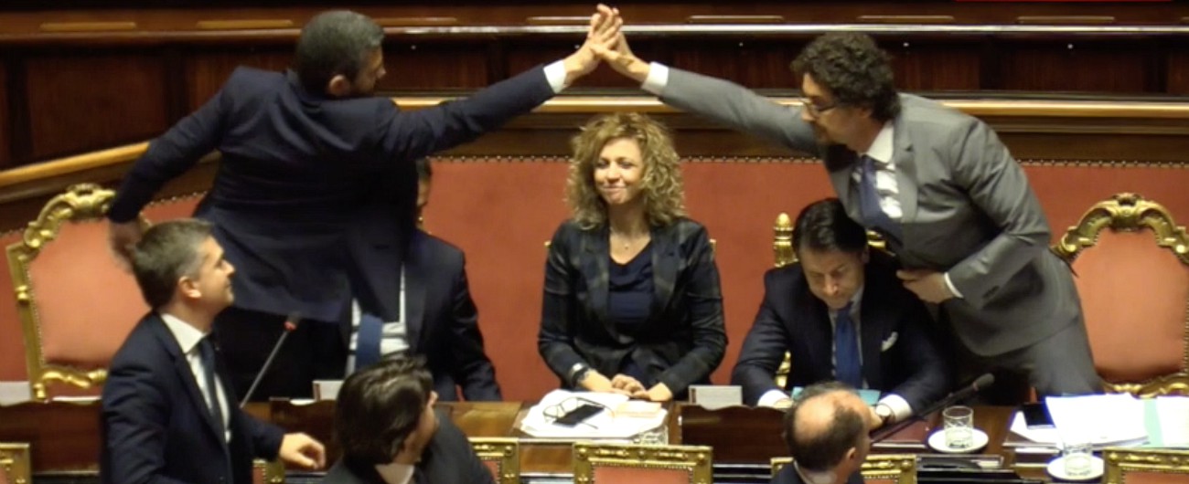 Copertina di Tav, Toninelli: “Contro di me attacchi personali, ma rifarei tutto”. Proteste e ironia tra i banchi Pd