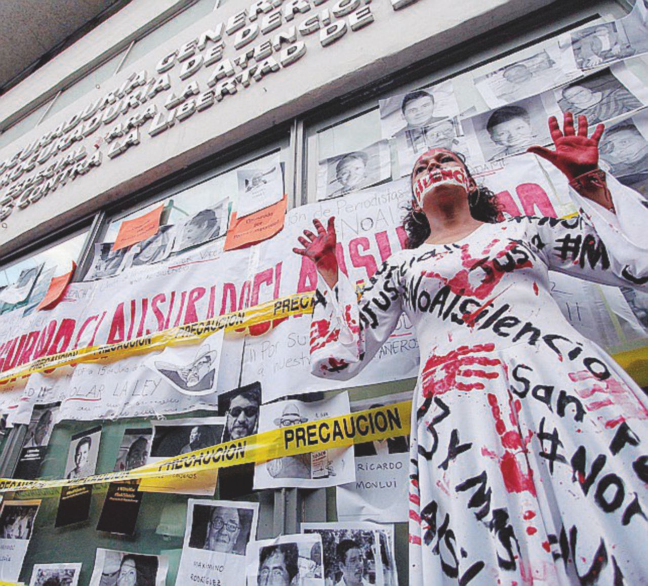 Copertina di Giornalisti uccisi, il governo spia le vedove