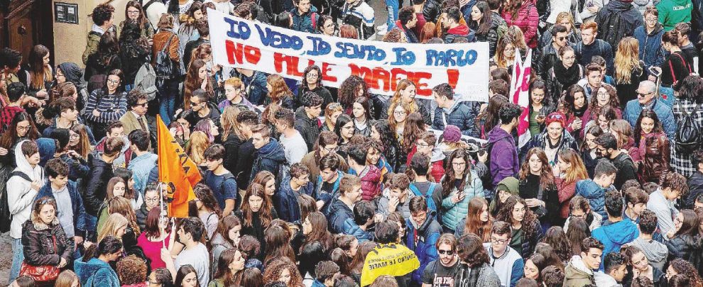 21 marzo - La tradizionale marcia antimafia: in piazza anche migliaia di studenti - Ansa In 50 mila con Libera e Avviso Pubblico: “La vera emergenza è ancora la mafia”