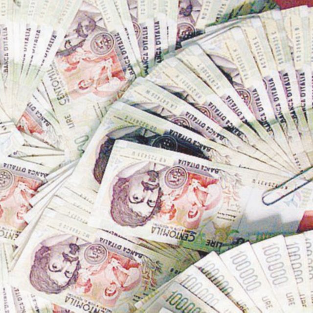 Trova due miliardi di lire nella cassetta di sicurezza dello zio defunto, ma non può convertirli in euro: la beffa dell’eredità da un milione