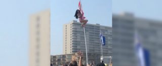 Copertina di Follie da “spring break”: la studentessa in bikini si arrampica sull’asta con la bandiera, ma qualcosa va storto