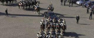 Copertina di Xi Jinping al Quirinale, lo spettacolare ingresso del presidente cinese scortato dai corazzieri a cavallo