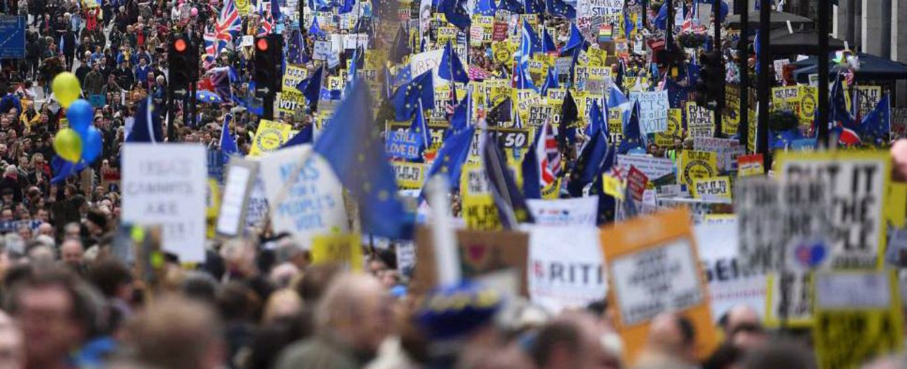 Brexit, centinaia di migliaia manifestano a Londra per chiedere lo stop all’uscita dall’Ue e un secondo referendum
