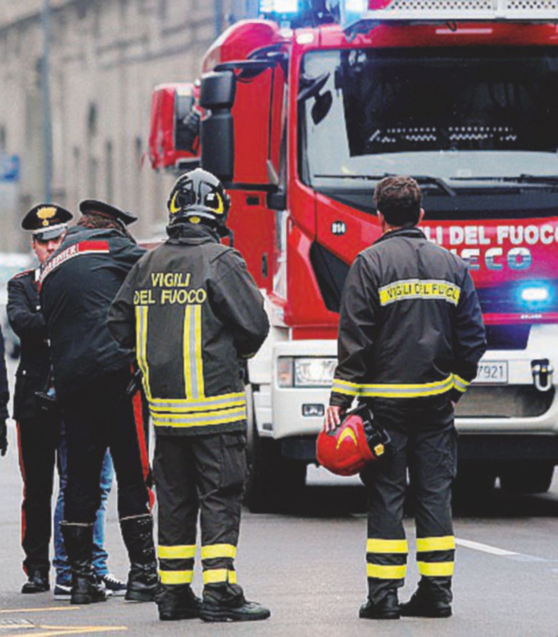 Vigili del fuoco - LaPresse Chiama i pompieri e li ringrazia con due spinelli: denunciato
