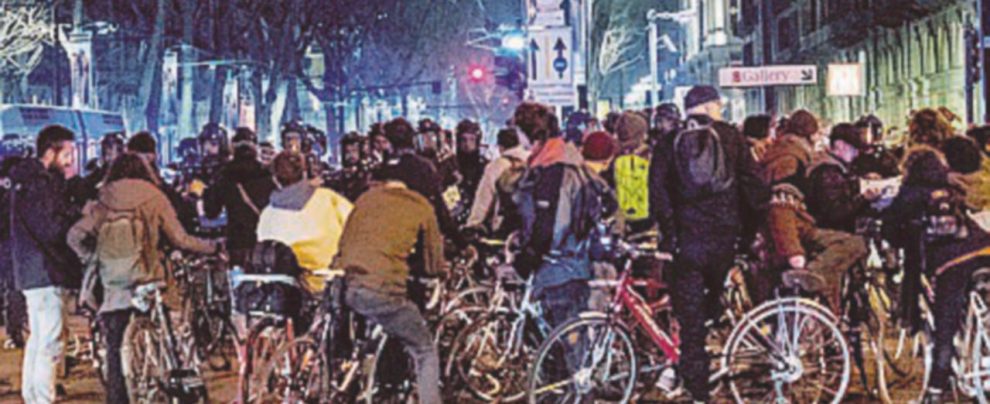 Bici e poliziotti in strada - LaPresse Dopo l’intervento della polizia la “critical mass” finisce a botte Denunciati quattro ciclisti