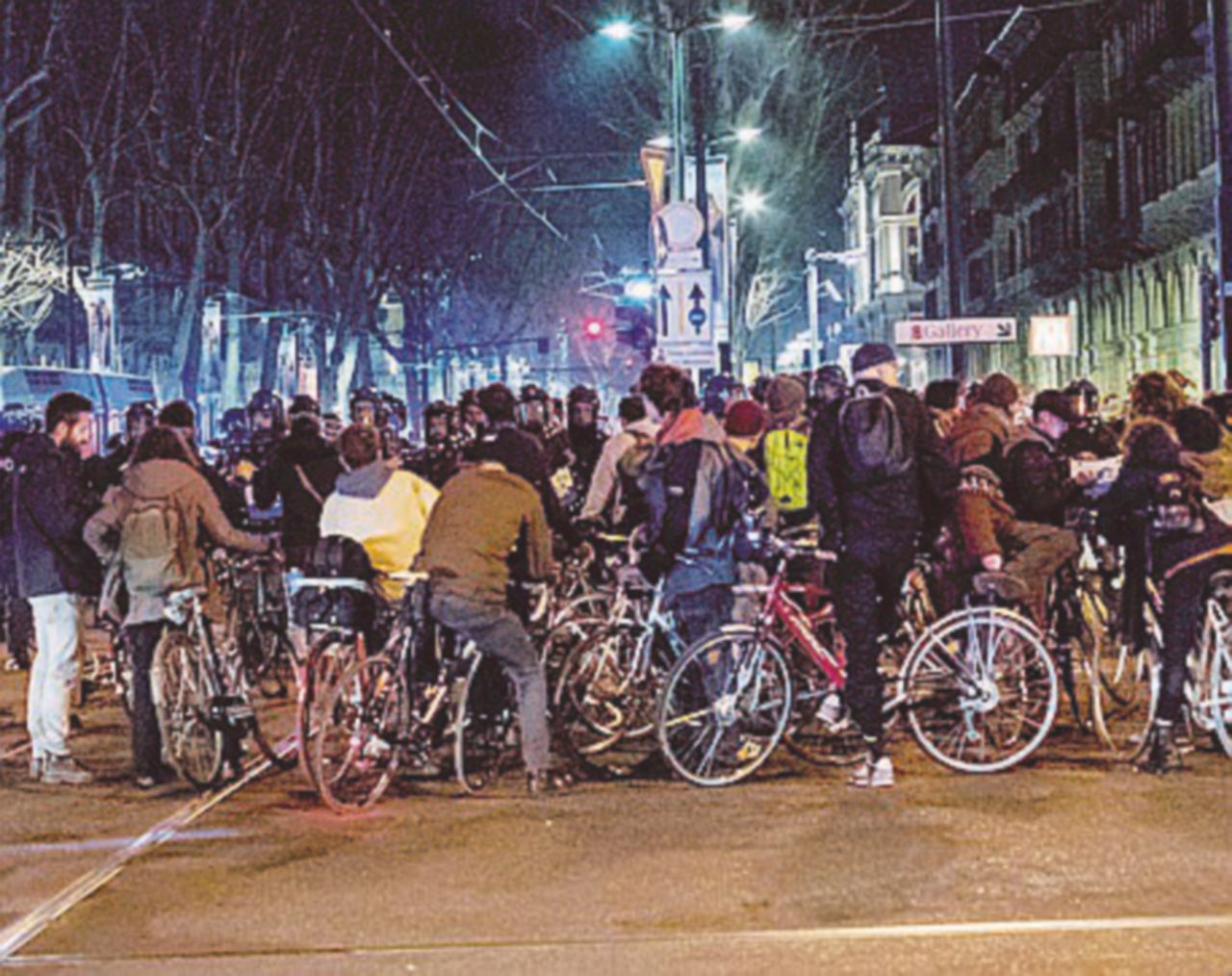 Bici e poliziotti in strada - LaPresse Dopo l’intervento della polizia la “critical mass” finisce a botte Denunciati quattro ciclisti