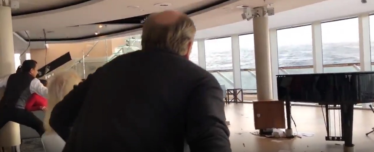 Copertina di Norvegia, a bordo della Viking Sky in balia delle onde tra pianoforti che si spostano e soffitti che crollano