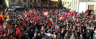 Prato, un centinaio di persone al presidio di Forza Nuova: insulti a Gad Lerner. Alla contromanifestazione ne arrivano 3mila
