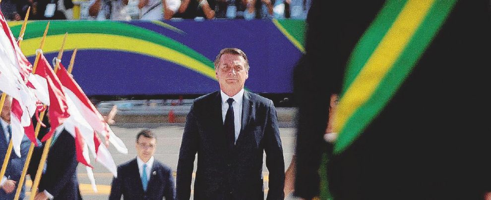 Passaggio del testimone - Jair Bolsonaro riceve la fascia di presidente da Michel Temer, di spalle - Ansa Brasile: ‘O Mecanismo’. La samba dei presidenti a ritmo di corruzione