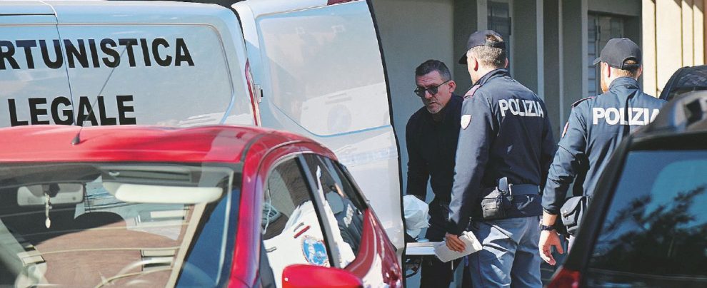 Un palazzo in periferia - Polizia e sanitari sul luogo della caduta: purtroppo non c’è stato nulla da fare - LaPresse Due fratellini precipitano dall’8° piano. Interrogato il padre: “Una tragedia”