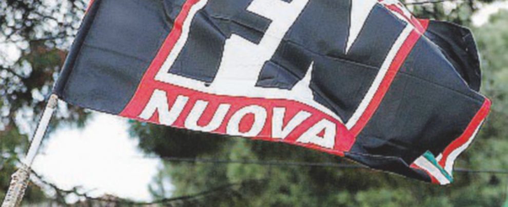 Bandiere di Forza Nuova - Ansa Forza Nuova, raduno-flop: la piazza è vuota, in città sfilano 3 mila antifascisti