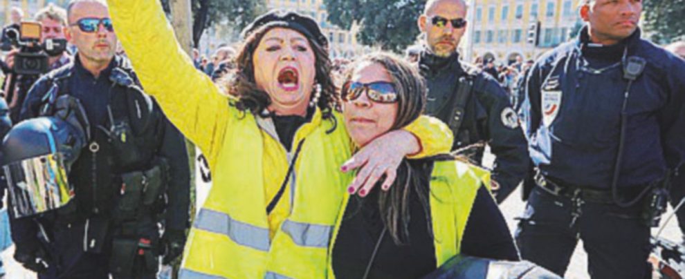 Apparato di sicurezza - La presenza della polizia e dell’esercito ha dissuaso molti provocatori - LaPresse Gilet gialli, Champs Elysées blindati gli ‘émeutiers’ cambiano quartiere