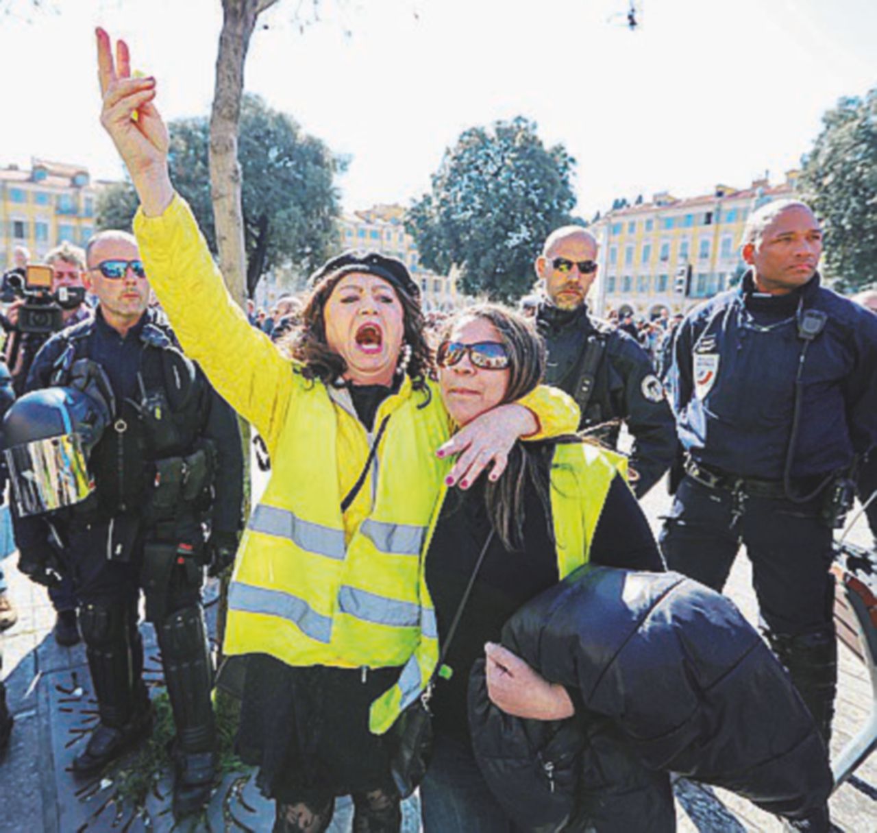 Apparato di sicurezza - La presenza della polizia e dell’esercito ha dissuaso molti provocatori - LaPresse Gilet gialli, Champs Elysées blindati gli ‘émeutiers’ cambiano quartiere