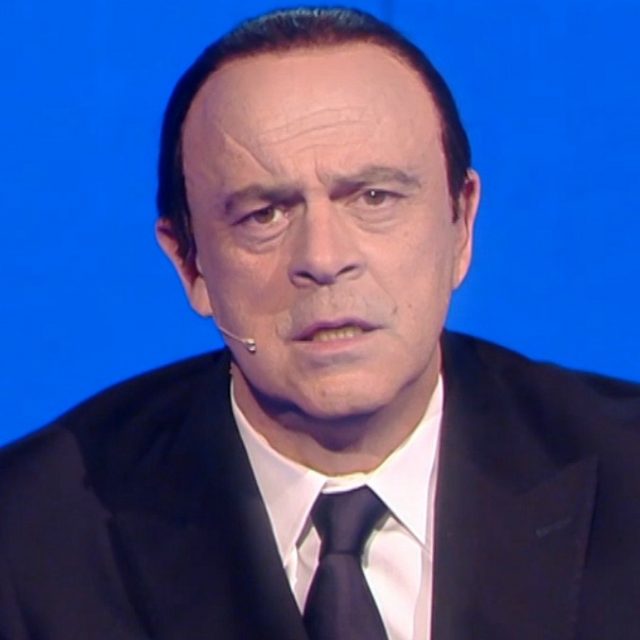 Fratelli di Crozza, Berlusconi tra amnesie, lapsus e “pisolini”: l’intervista è impossibile (ed esilarante)