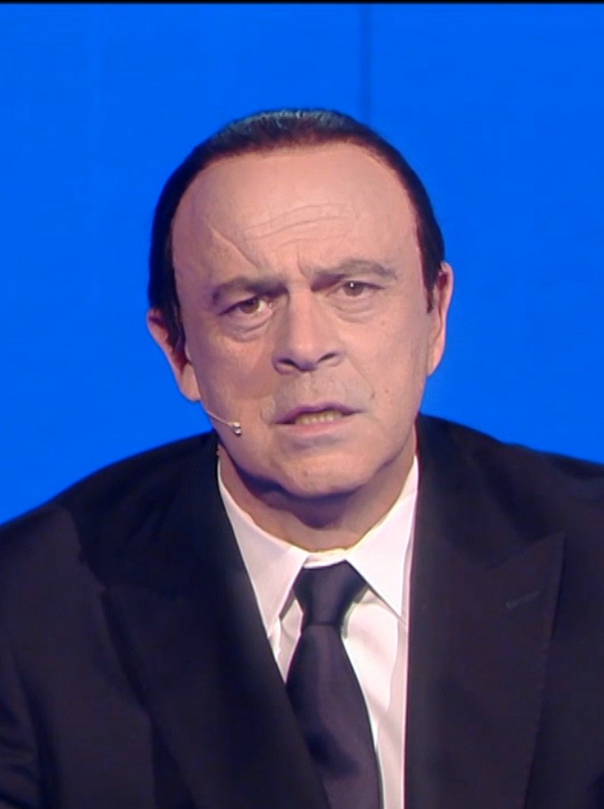 Copertina di Fratelli di Crozza, Berlusconi tra amnesie, lapsus e “pisolini”: l’intervista è impossibile (ed esilarante)