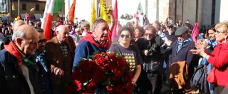 Prato, tra canti e bandiere, la piazza piena contro Forza Nuova: “Dall’altra parte pochi nostalgici patetici”