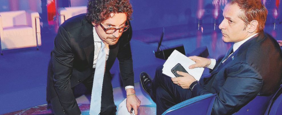 1. - Clouseau Toninelli - Alla conferenza nazionale sul trasporto aereo, il ministro Toninelli fa finta di recuperare qualcosa da terra per scrutare tipi sospetti in platea Dai gilet gialli al foie gras: i Cinque Stelle a tavola coi francesi