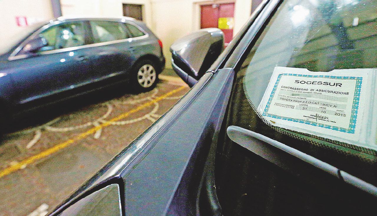 Copertina di Truffati, tartassati e litigiosi: il popolo delle polizze auto