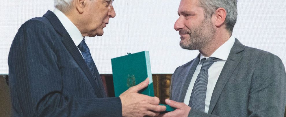Onorificenze - Sergio Mattarella premia Igor Trocchia al Quirinale per l’impegno contro il razzismo Mr. Antirazzismo: “L’eroe è Carlo Ancelotti, mica io”