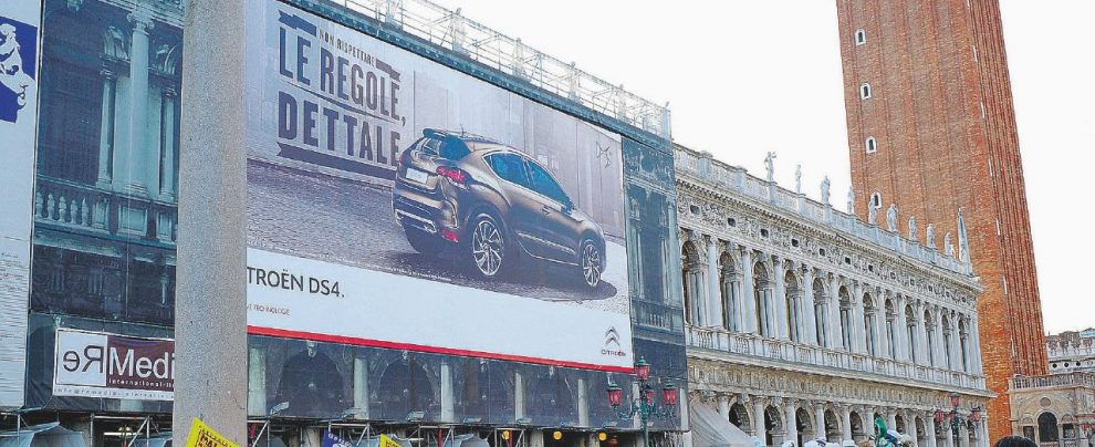 Venezia diventa réclame: chiese tappezzate di spot Venezia diventa réclame: chiese tappezzate di spot