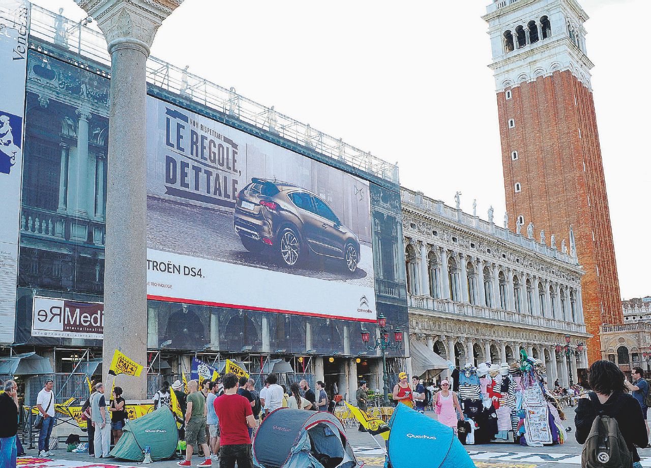 Copertina di Venezia diventa réclame: chiese tappezzate di spot